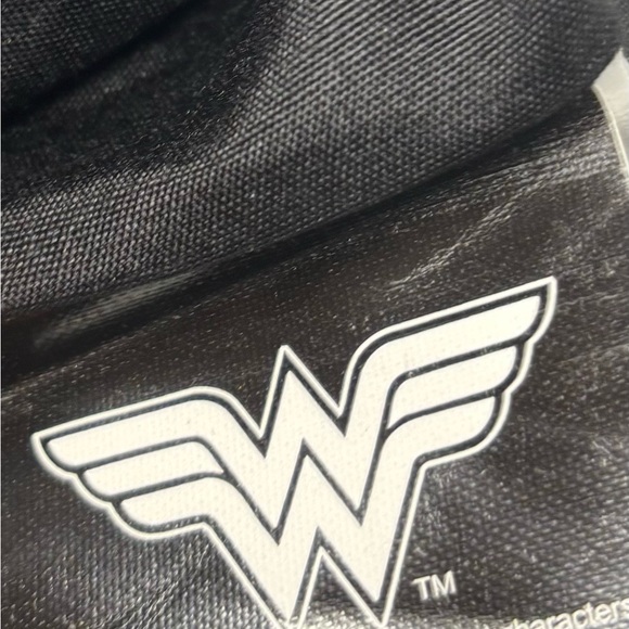 Bioworld DC Comics Wonder Woman Juniors Sidekick crossbody handbag - Picture 2 of 5